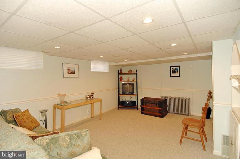 809 Dorchester Road Baltimore, MD 21229 - Photo 6 of 15 Family Room