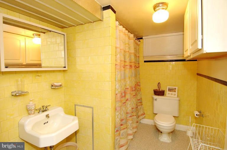 809 Dorchester Road Baltimore, MD 21229 - Photo 7 of 15 Bath #2