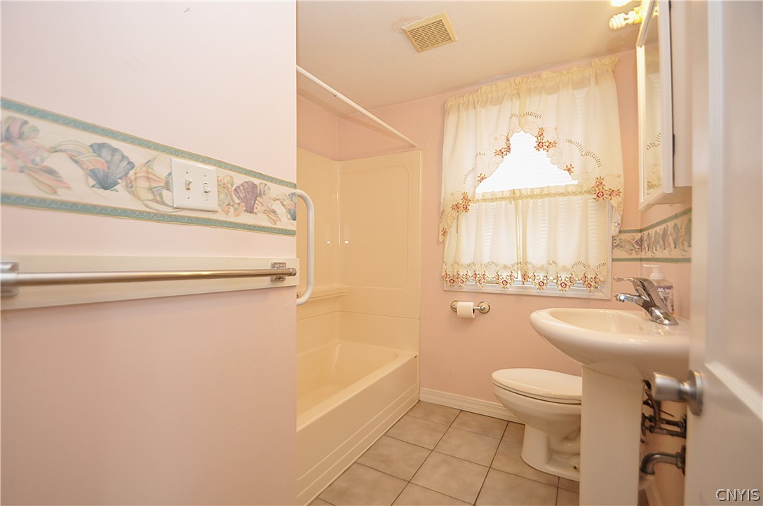 606 Roxford Road South Salina, NY 13208 - Photo 16 of 30 Full Bath between bedrooms. There is a closet behi