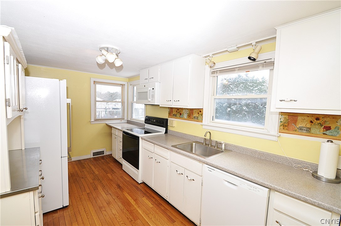 606 Roxford Road South Salina, NY 13208 - Photo 7 of 30 Light and Bright Kitchen