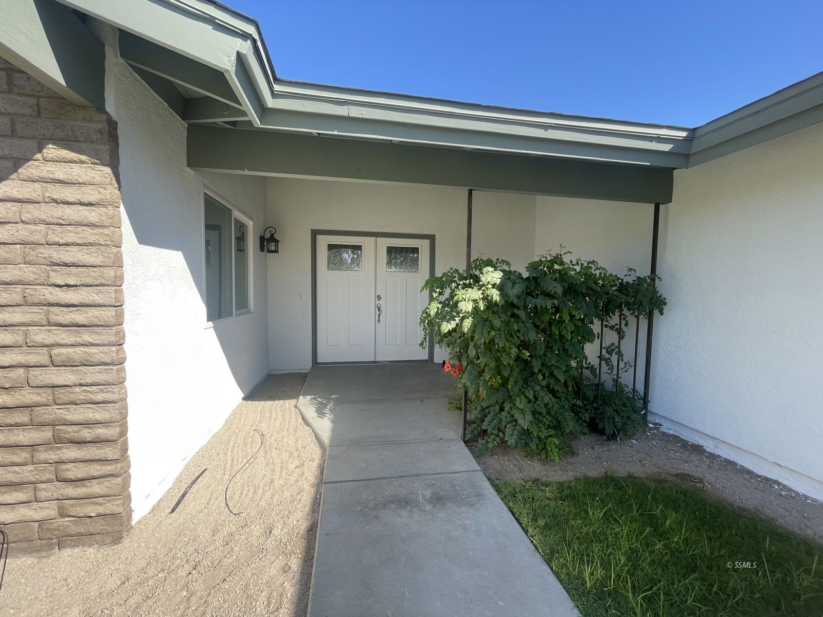 1031 North Sierra View Street Ridgecrest, CA 93555 - Photo 2 of 33 a view of a house with a yard