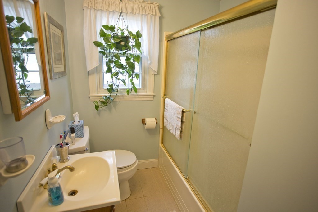 102 Warren Street West Springfield, MA 01089 - Photo 8 of 28 Gallery Image 8