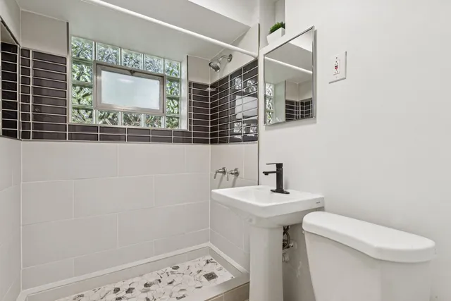 $165,000 | 4416 North Harding Avenue, Unit 3, Chicago, IL 60625