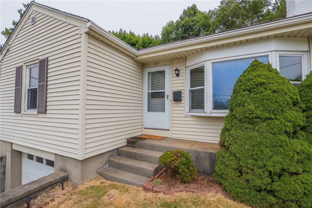 203 Aqueduct Road Cranston, RI 02910 - Photo 4 of 25 Gallery Image 4