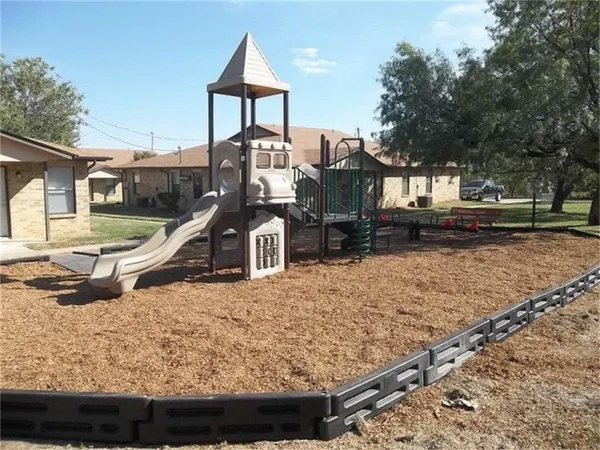 a view of a house with backyard