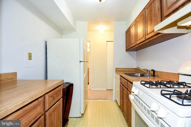 $2,100 | 3302 Woodburn Village Drive, Unit 23, Annandale, VA 22003