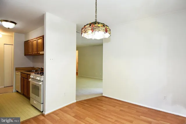 $2,100 | 3302 Woodburn Village Drive, Unit 23, Annandale, VA 22003