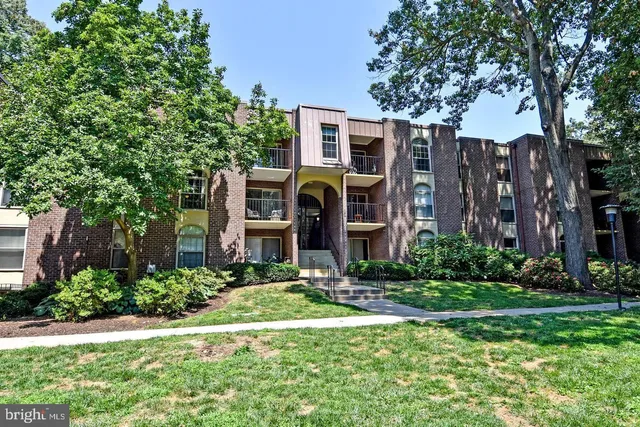 $2,100 | 3302 Woodburn Village Drive, Unit 23, Annandale, VA 22003