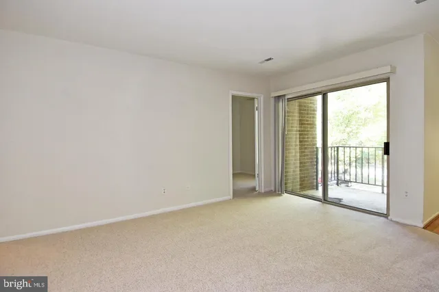 $2,100 | 3302 Woodburn Village Drive, Unit 23, Annandale, VA 22003