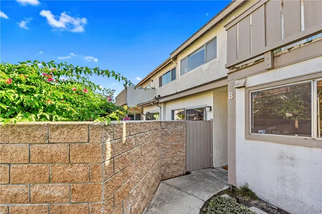 $699,000 | 5132 West 1st Street, Unit B, Santa Ana, CA 92703