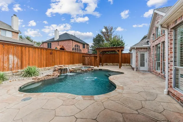 a view of a house with backyard