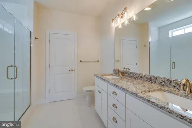 a view of a bedroom with washer and dryer