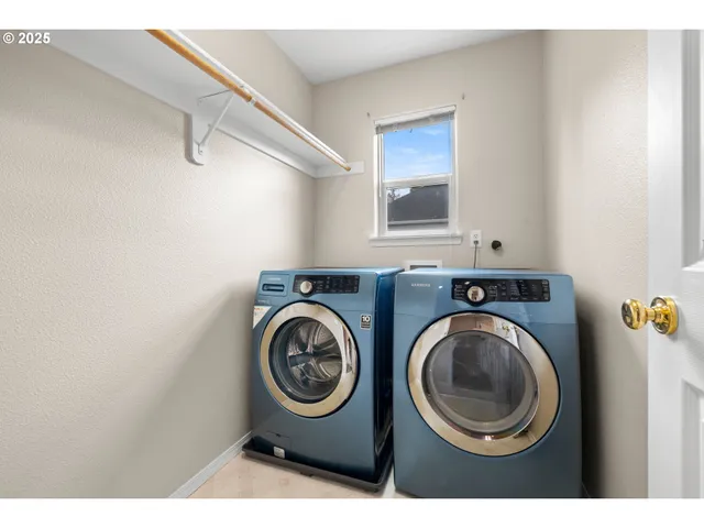 a view of space with washer and dryer
