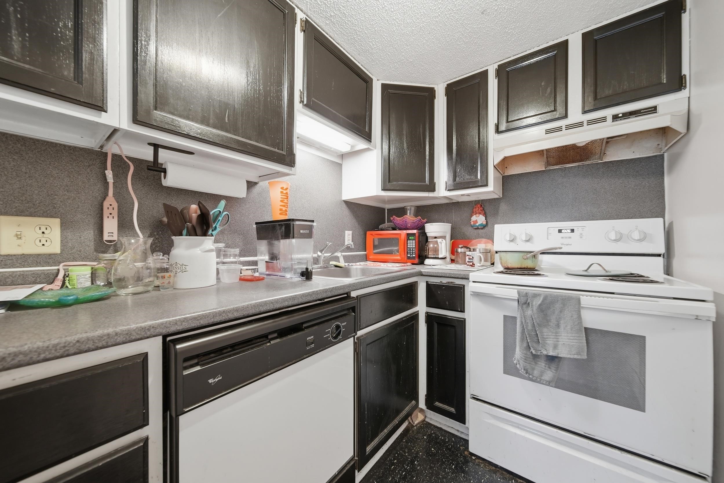 1268 Hanover Street Manchester, NH 03104 - Photo 10 of 45