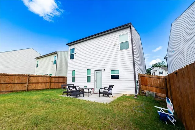 a view of back yard of the house