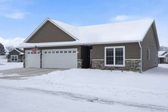 $385,000 | 511 Southfork Circle Southeast, Hutchinson, MN 55350