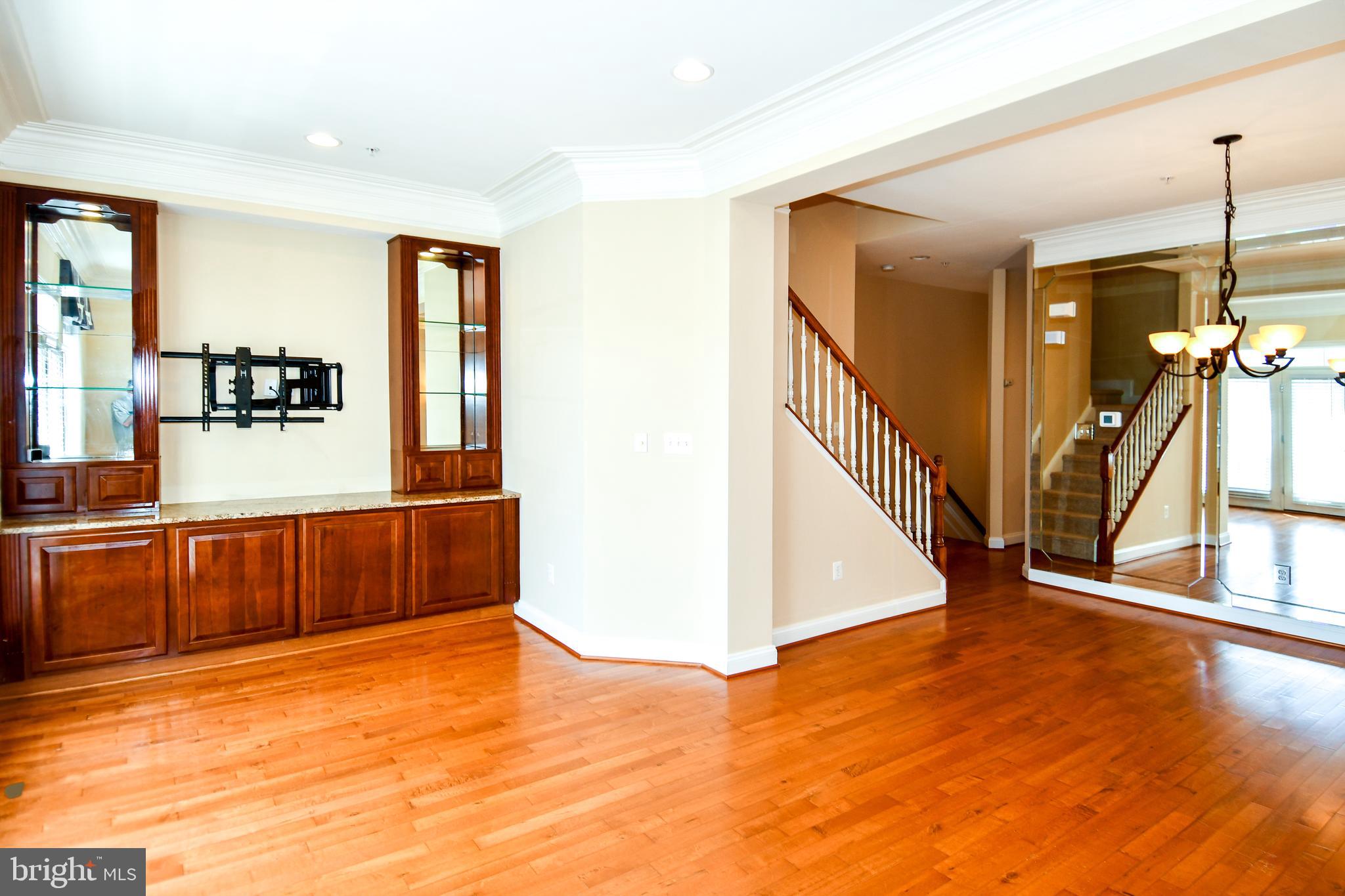 589 Cedar Spring Street Gaithersburg, MD 20877 - Photo 9 of 43 Siting Room