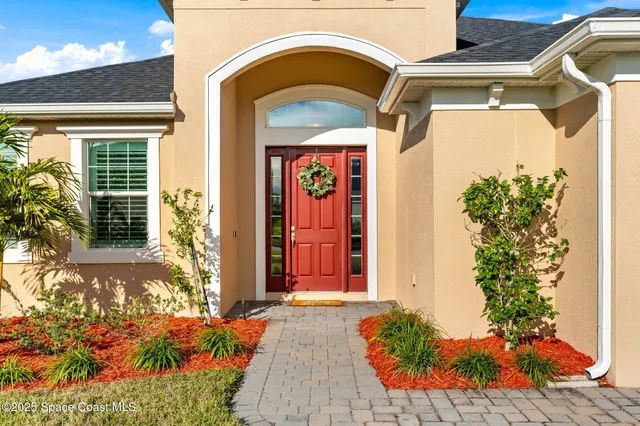 a view of a house with a backyard