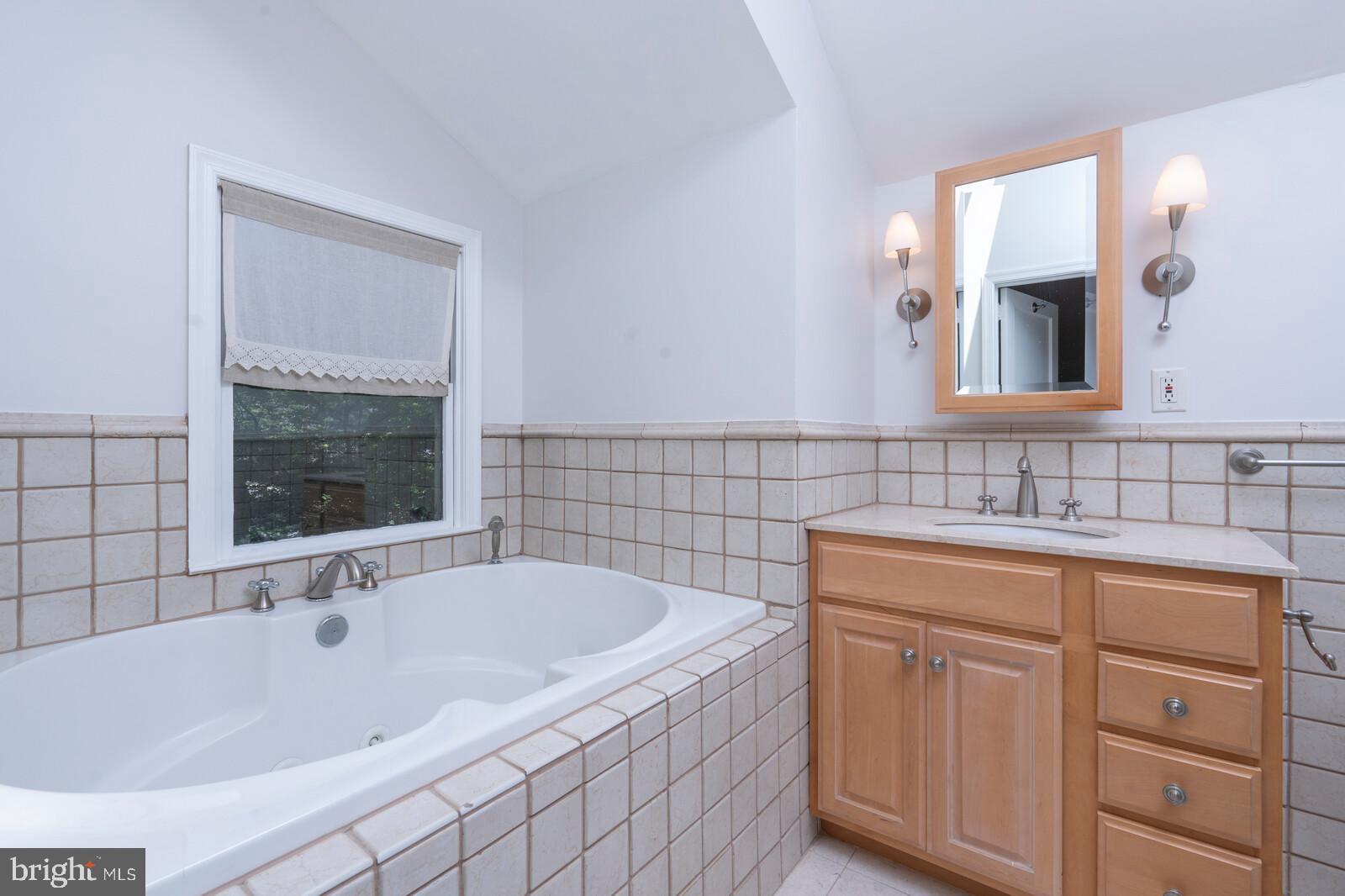 4601 Sleaford Road Bethesda, MD 20814 - Photo 18 of 46 Primary Bathroom