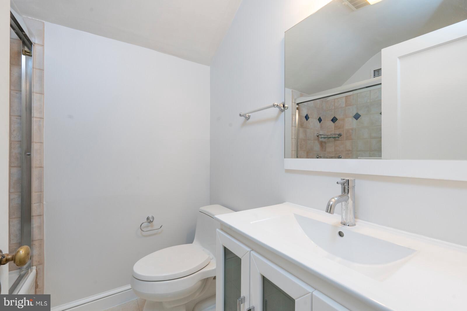 4601 Sleaford Road Bethesda, MD 20814 - Photo 23 of 46 Hallway Full Bathroom