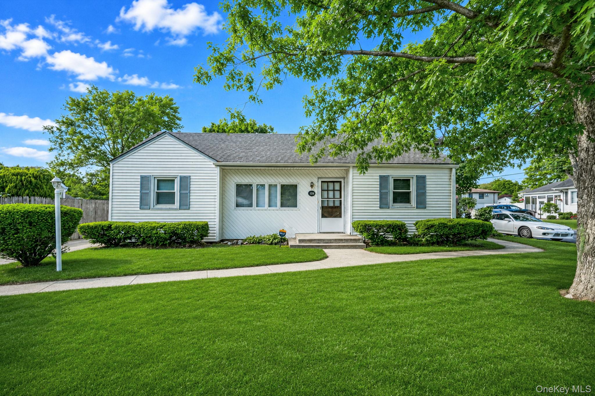 129 Shaber Road Patchogue, NY 11772 - Photo 2 of 23