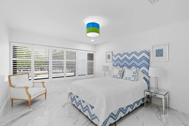 a view of livingroom with furniture