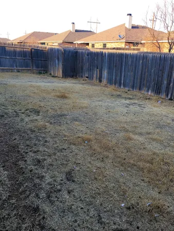 a view of a backyard