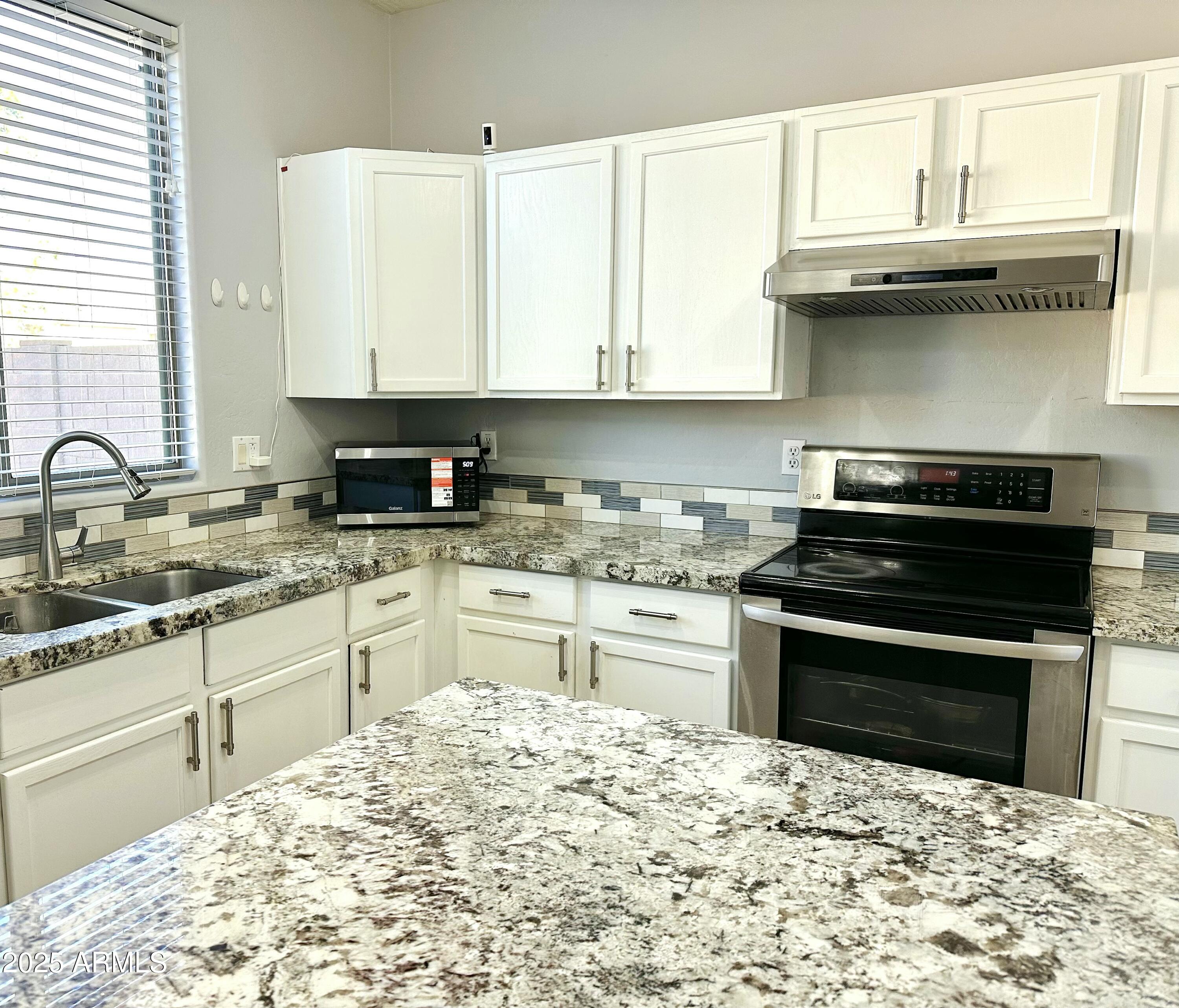 4046 East St John Road Phoenix, AZ 85032 - Photo 8 of 28 KE3