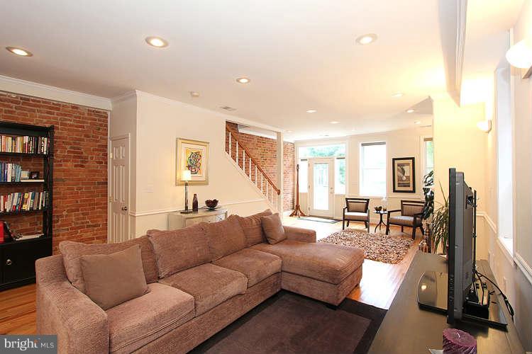 330 13th Street Northeast Washington, DC 20002 - Photo 6 of 30 Living Room
