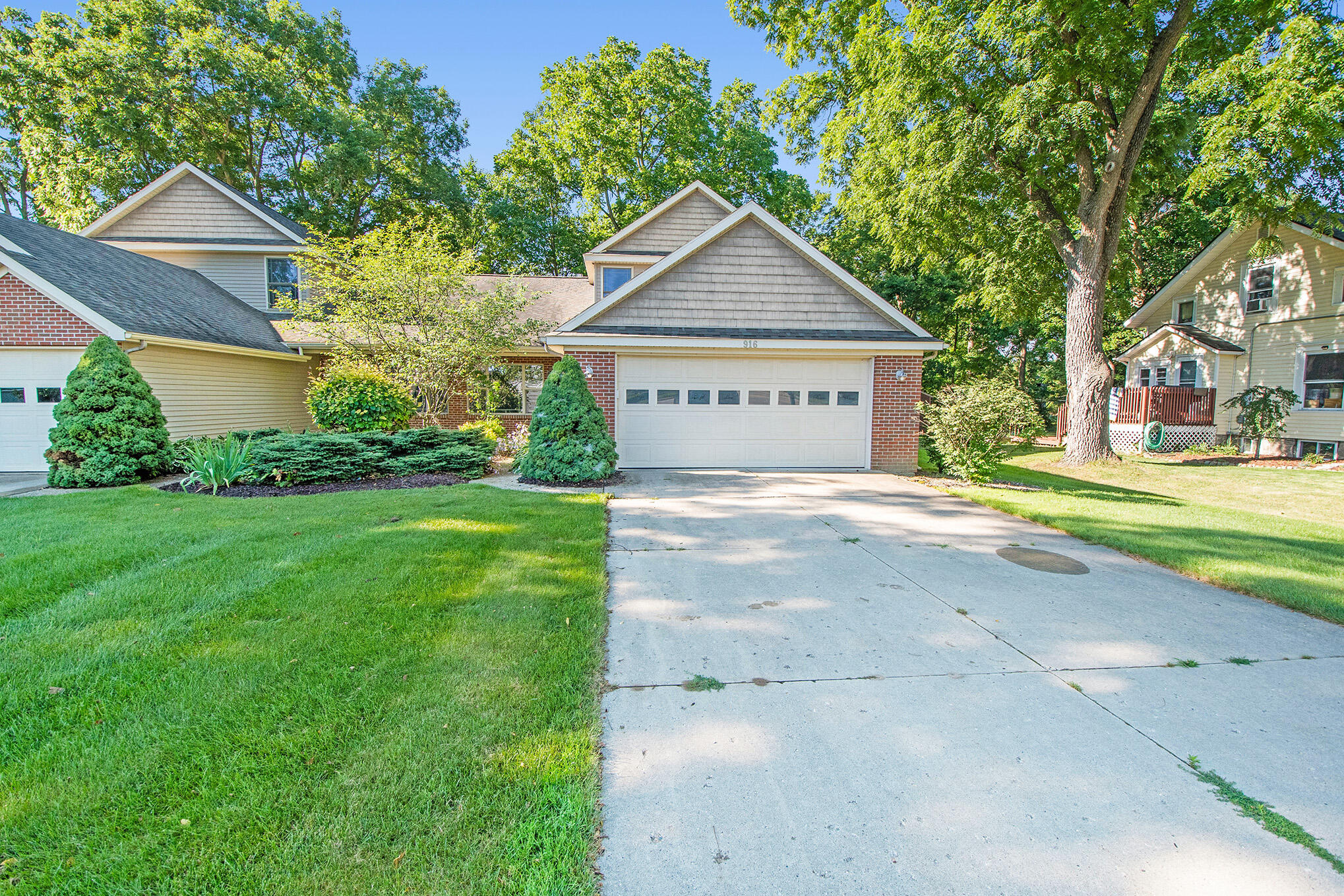 916 Bowes Road Lowell, MI 49331 - Photo 2 of 19 DSC_4228