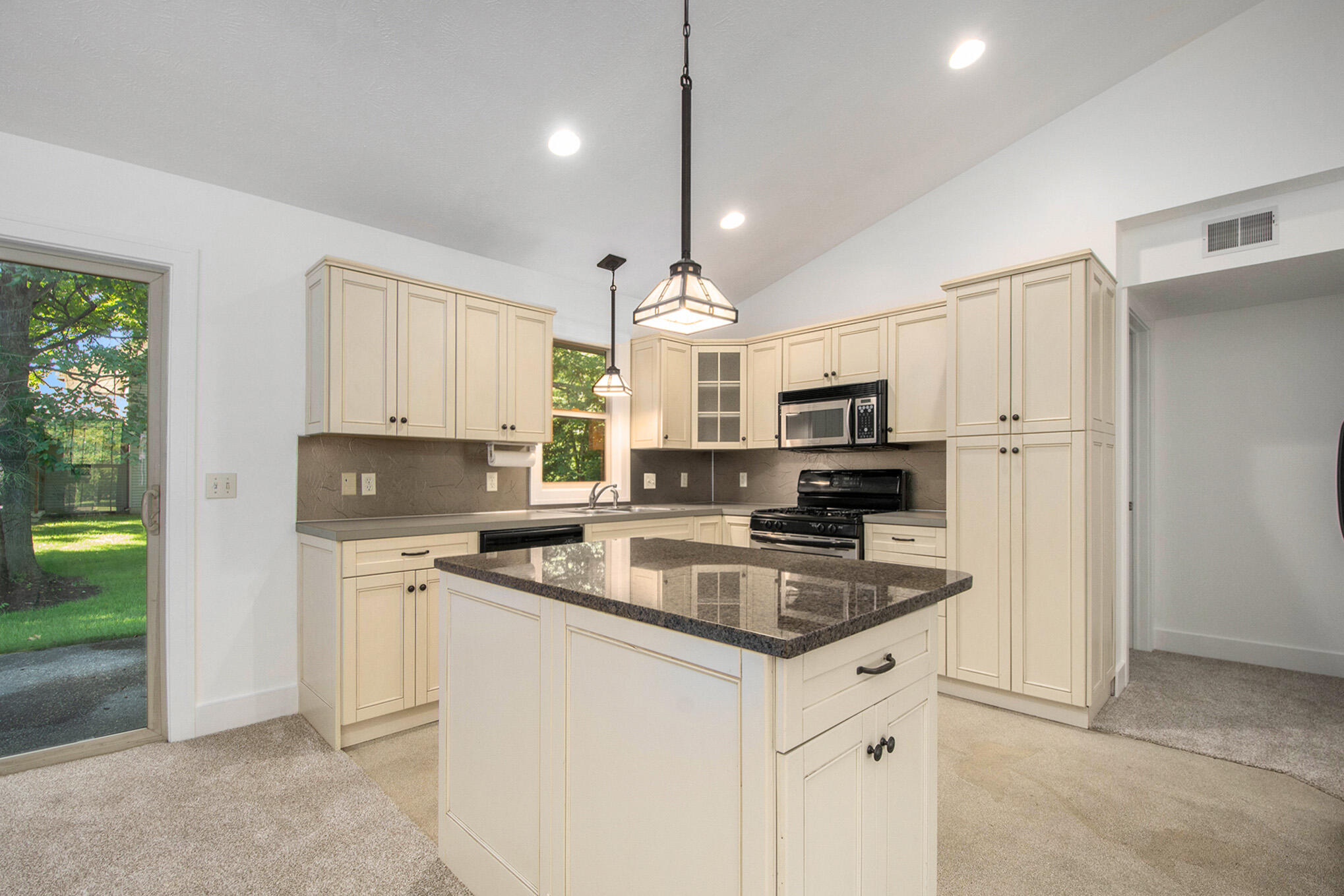 916 Bowes Road Lowell, MI 49331 - Photo 4 of 19 DSC_4214