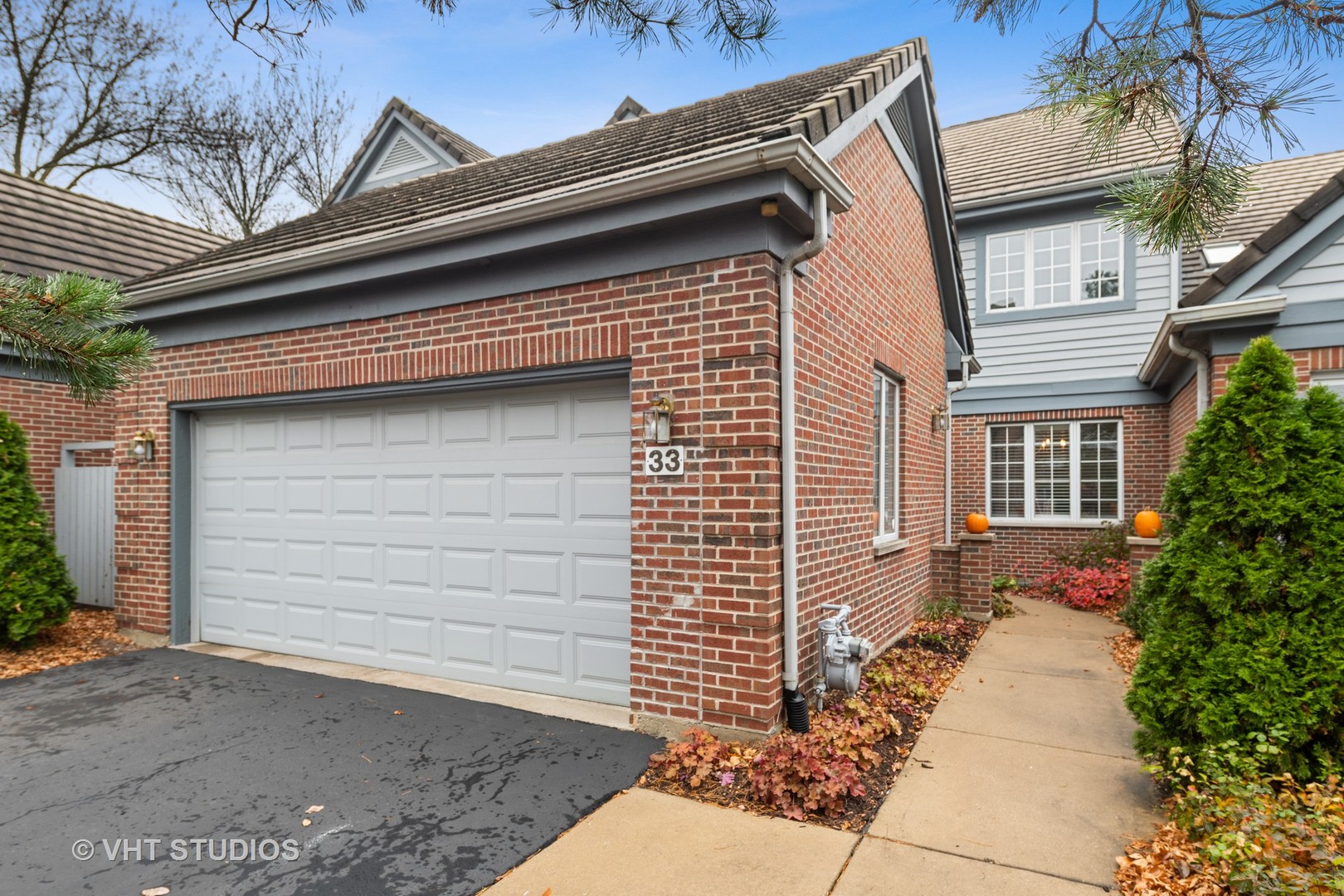 33 Stonehenge Court Burr Ridge, IL 60527 - Photo 1 of 5 a front view of a house