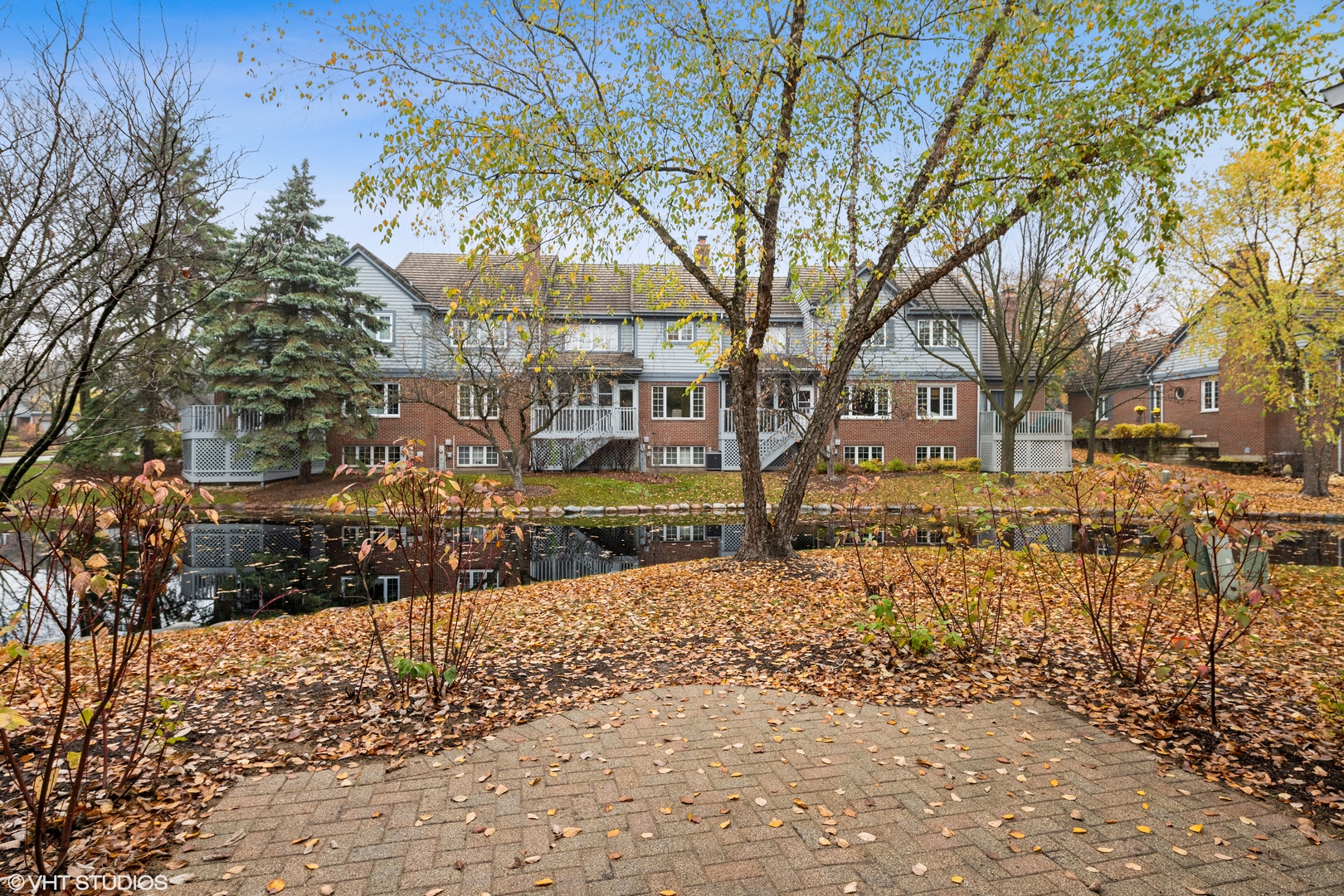 33 Stonehenge Court Burr Ridge, IL 60527 - Photo 4 of 5 a view of a snow with a big yard