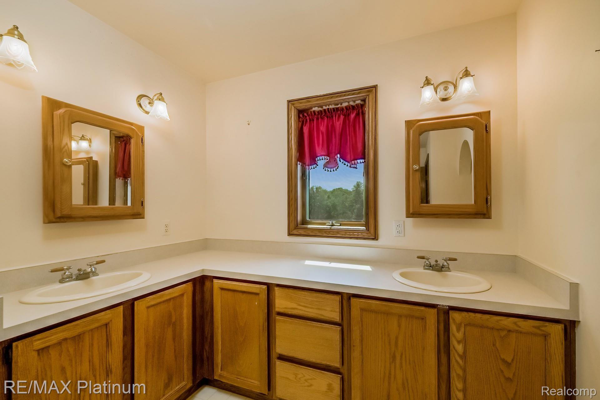 9262 Townley Road Fenton, MI 48430 - Photo 32 of 65 031-photo-bathroom-8522399.jpg
