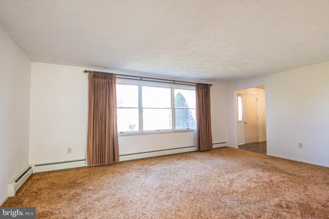 148 Ridgefield Drive York, PA 17403 - Photo 5 of 48 Living Room