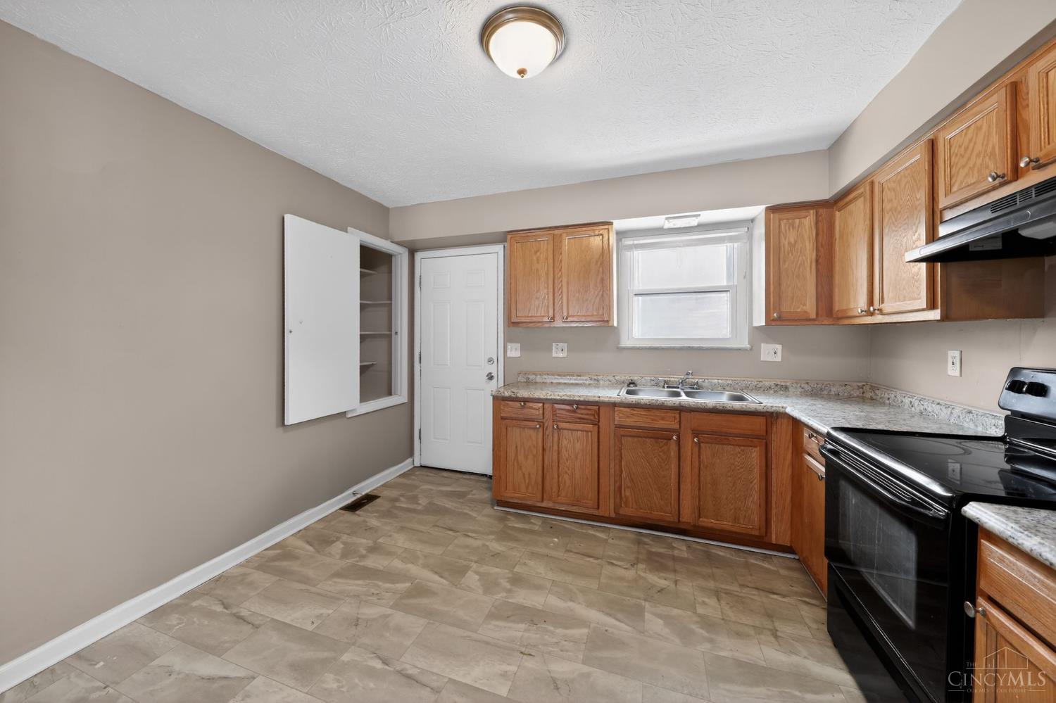 8949 Pippin Road Cincinnati, OH 45251 - Photo 15 of 32 Gallery Image 15