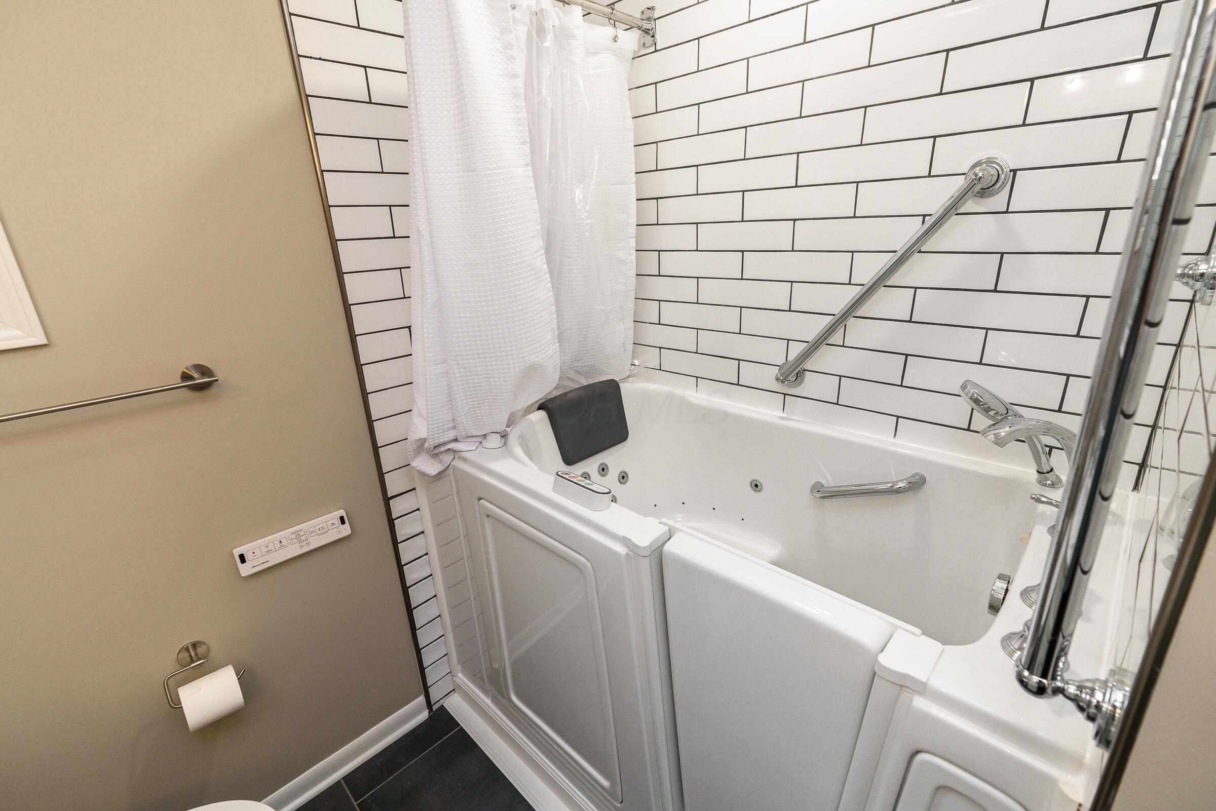 1780 Riverhill Road Columbus, OH 43221 - Photo 22 of 35 Full Bathroom