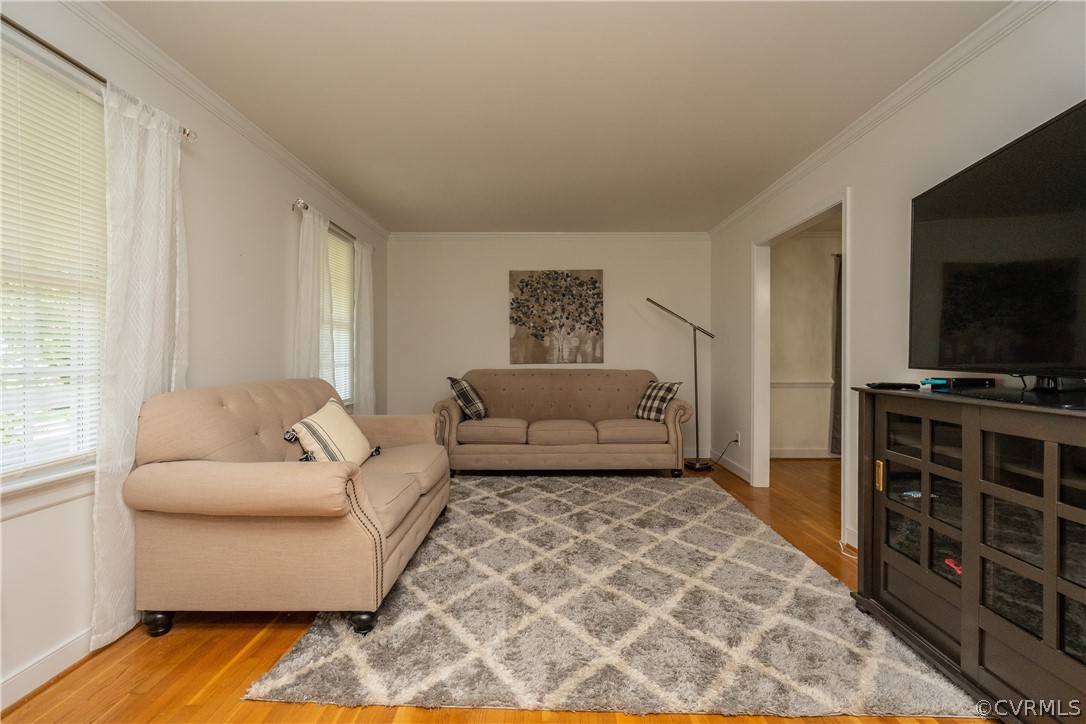 11330 Poplar Ridge Road Chesterfield, VA 23236 - Photo 4 of 32 a living room with furniture and a flat screen tv