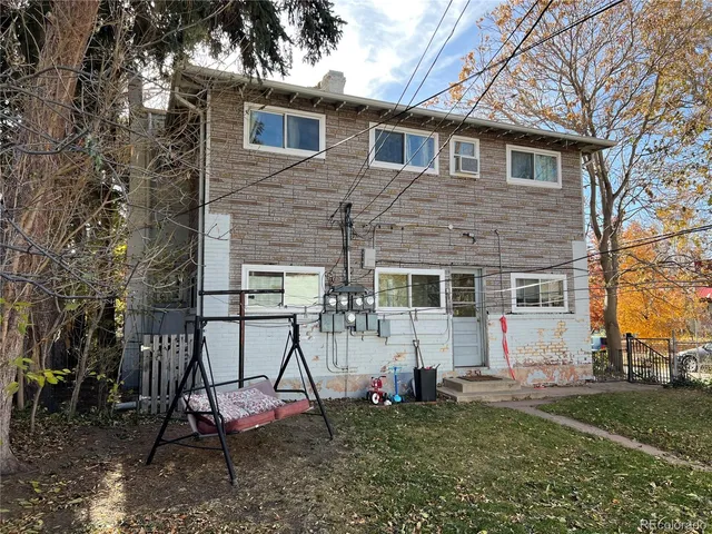 a view of house with a yard