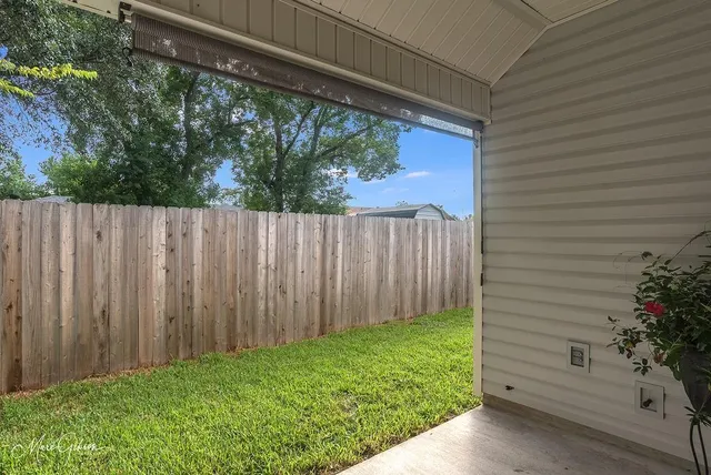 a view of a backyard