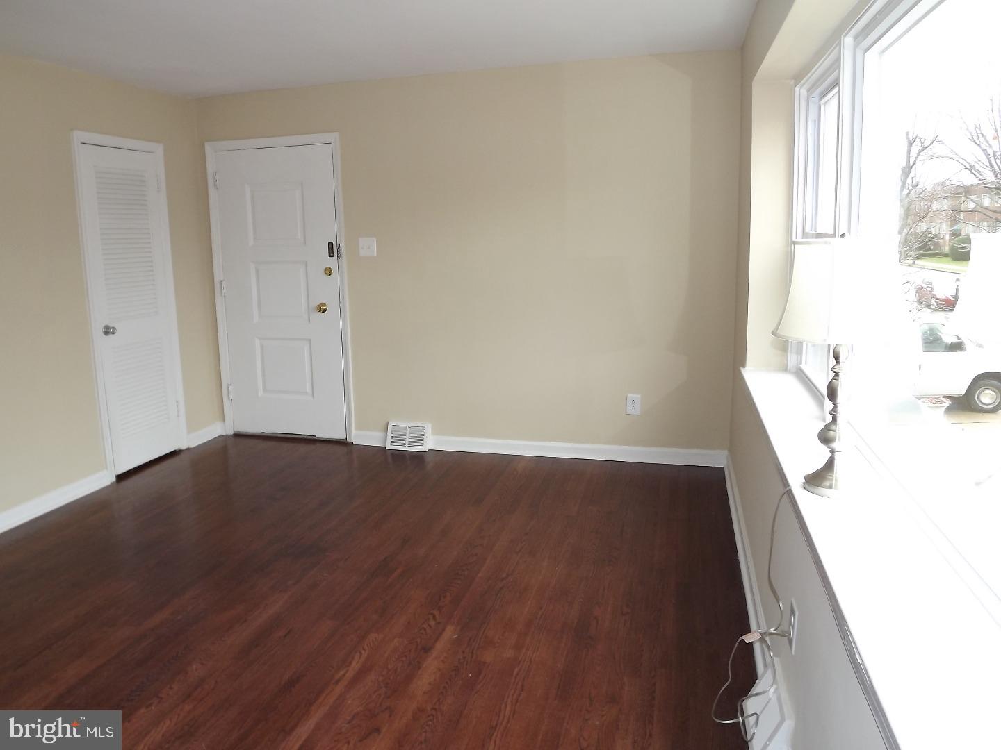 2751 Axe Factory Road Philadelphia, PA 19152 - Photo 3 of 21 Living Room
