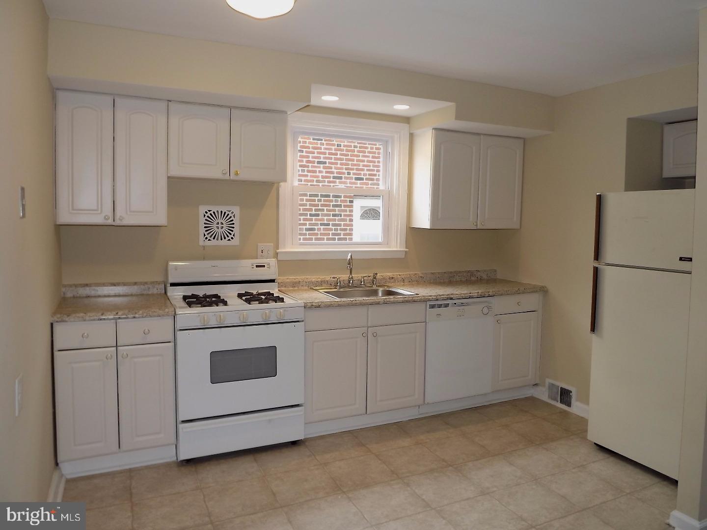 2751 Axe Factory Road Philadelphia, PA 19152 - Photo 5 of 21 Kitchen