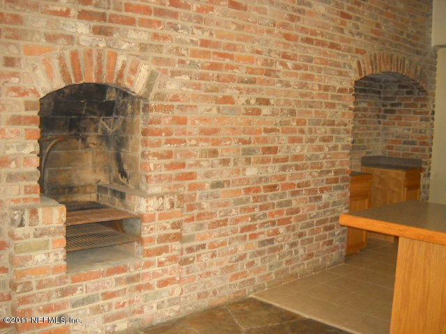 2654 Holly Point Road East Orange Park, FL 32073 - Photo 8 of 28 Kitchen-Brick Wall & Grill