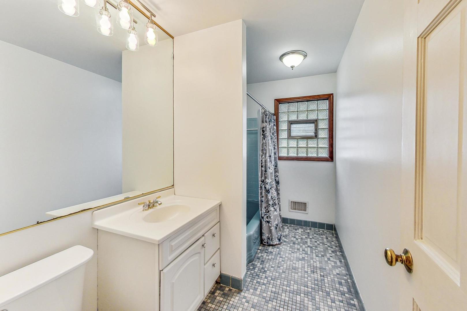 1002 Greenfield Lane Mount Prospect, IL 60056 - Photo 16 of 25