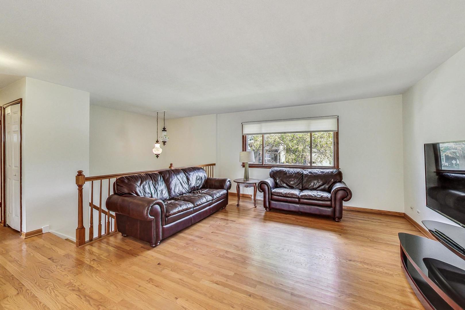 1002 Greenfield Lane Mount Prospect, IL 60056 - Photo 5 of 25