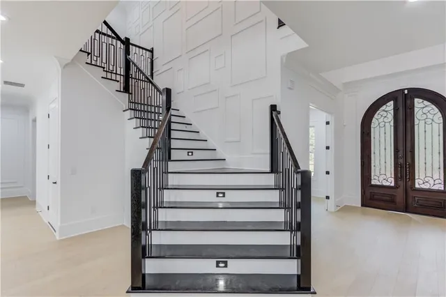 a view of entryway with a front door