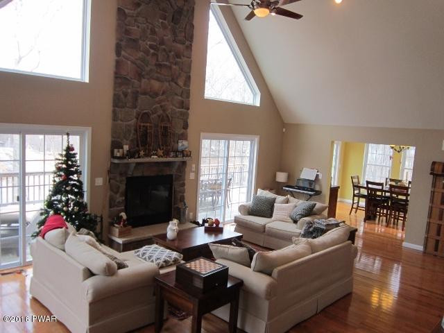 141 Tanager Road Lackawaxen, PA 18435 - Photo 5 of 37 5 Living room (640x480)