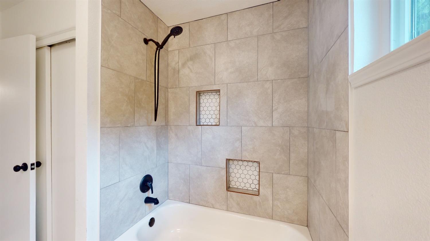 1237 De Cesari Avenue Madera, CA 93637 - Photo 15 of 24 a bathroom with a bathtub