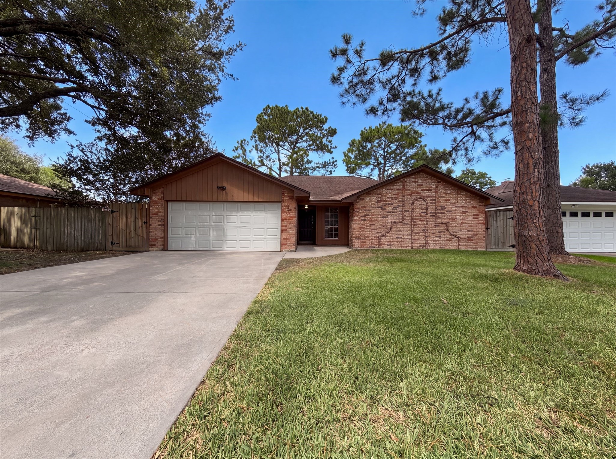 8 Sunnybrook Lane Angleton, TX 77515 - Photo 1 of 16
