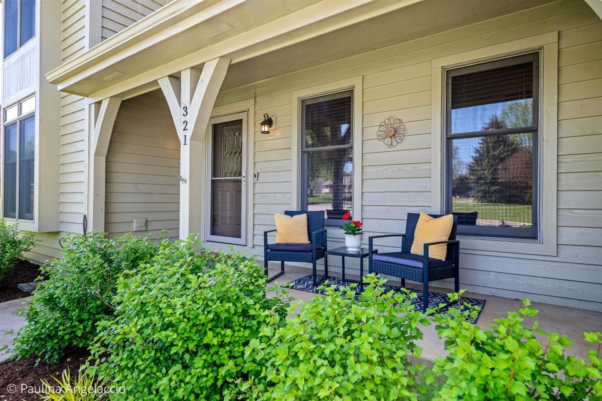 321 Bryan Drive Cary, IL 60013 - Photo 2 of 35